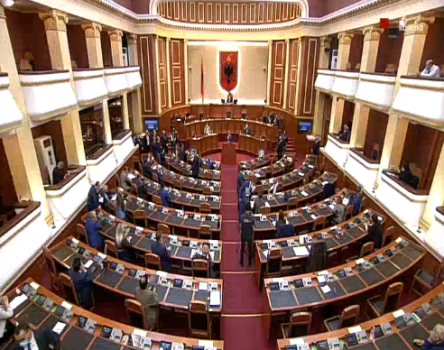 NDËRPRITET SEANCA/ Ruçi përjashton deputetin Alimadhi: Je fatkeq për identitetin që ke. Nëse nuk del do i kërkoj…