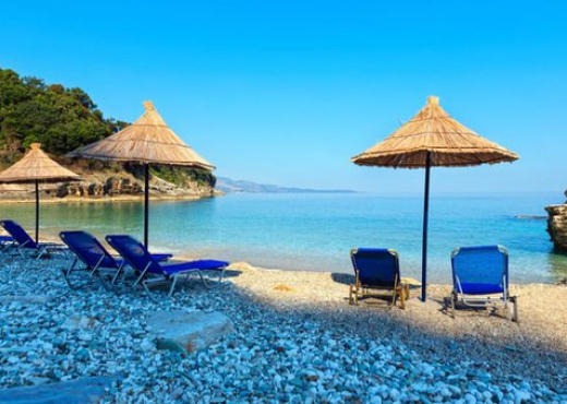SHTATORI ME TEMPERATURA TË LARTA/ Turistë të huaj vijojnë të pushojnë buzë Adriatikut