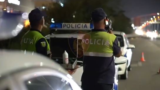 “SHPEJTËSI DHE ÇMENDURI” NË AUTOSTRADË/ Policia me dorë të hekurt, arreston 10 shoferë gjatë natës (VIDEO)