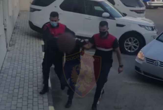 POLICIA IU BËN THIRRJE TË NDALOJNË/ Tre të rinjtë tentojnë të largohen por kapen nga “Shigjetat”. Në çantë iu gjenden… (VIDEO)
