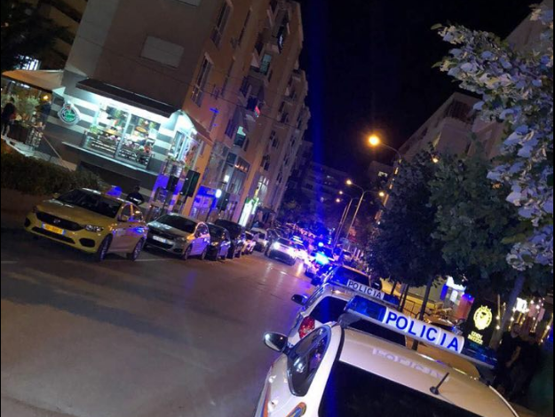 DETAJE NGA NGJARJA E MBRËMSHE NE KODRA E DIELLIT/ I riu me “Ford” i zuri pritë “Audit” luksoz dhe nisi të qëllonte, shoferi e mori para dhe e hodhi mbi trotuar (PAMJET)
