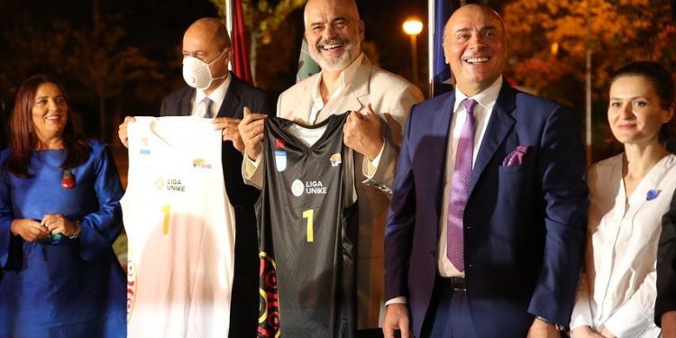 MOMENT FRYMËZIMI PËR SPORTET/ Shqipëria dhe Kosova bashkohen në NJË