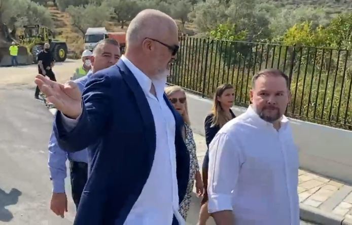 INSPEKTON PUNIMET NË BERAT/ Rama-kryebashkiakut: Lyeji këto mure, ngjajnë si ato të Bathores në ‘90. Në këtë rrugë ngjallej i vdekuri dhe vdisn…