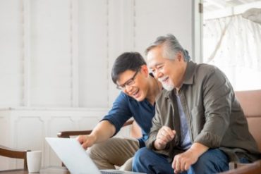 SHBA/ 52% e të rinjve amerikanë jetojnë tek prindërit, një rekord