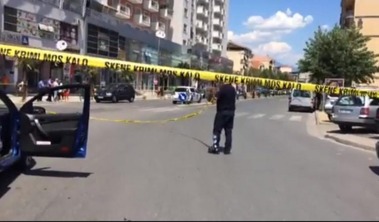 TË SHTËNA ME ARMË NË SHKODËR/ Një person i plagosur dërgohet me urgjencë në spital