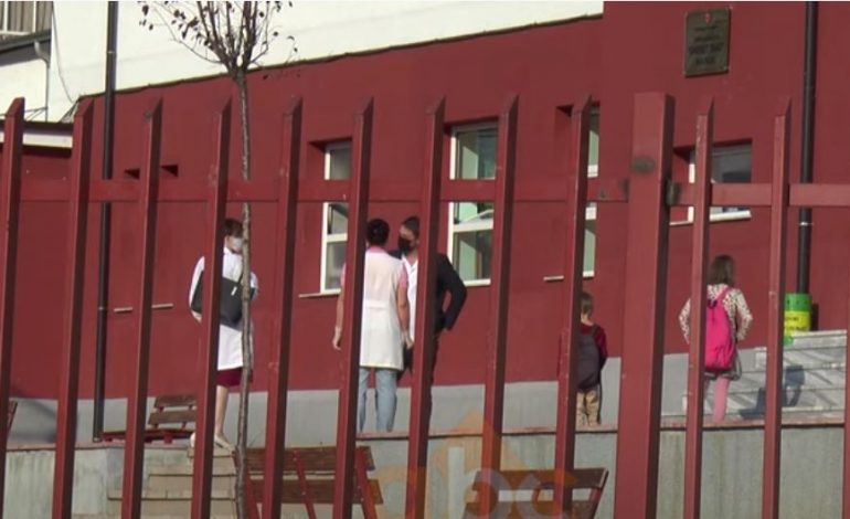 COVID-19 NË SHQIPËRI/ 5 mësues POZITIV në një prej shkollave të Bulqizës, shtohen masat për arsimtarët e nxënësit