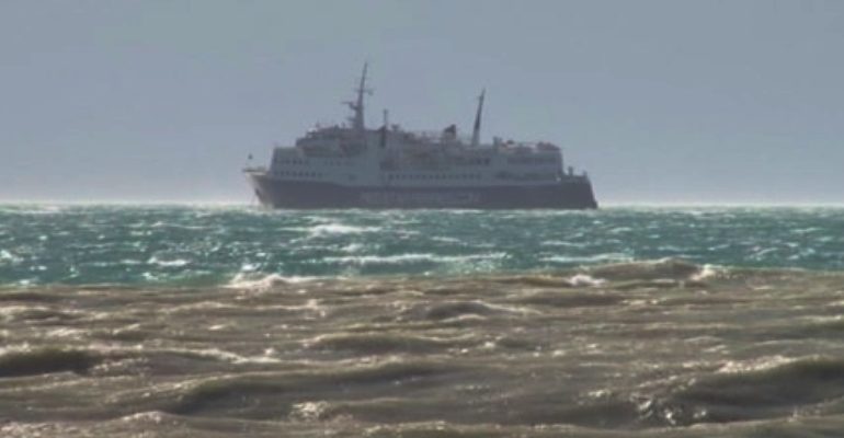 DETI I TRAZUAR DHE ME DALLGË/ 2 tragete në portin e Durrësit nisen me 10 orë vonesë