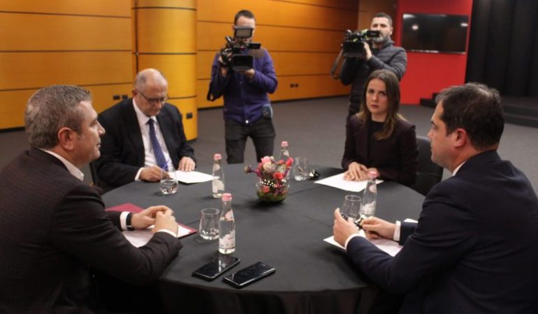 NDRYSHIMET KUSHTETUESE/ Rikthehet Këshilli Politik, hapja e listave “hap” sherr të ri