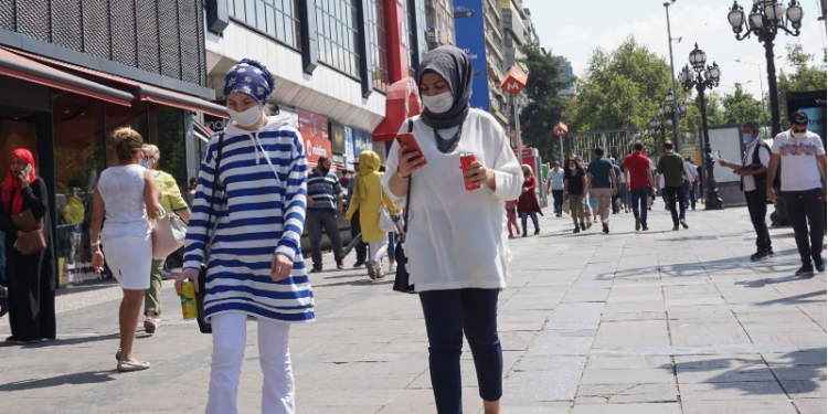 RRITJE INFEKTIMESH/ Turqia po përballet me pikun e dytë të shpërthimit të COVID, ministri: Ja çfarë e rëndoi situatën