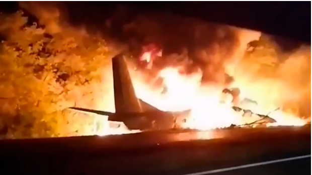 TRAGJEDI NË UKRAINË/ Rrëzohet avioni ushtarak afër Kharkiv, vdesin 22 anëtarë të bordit, shumica studentë (VIDEO)