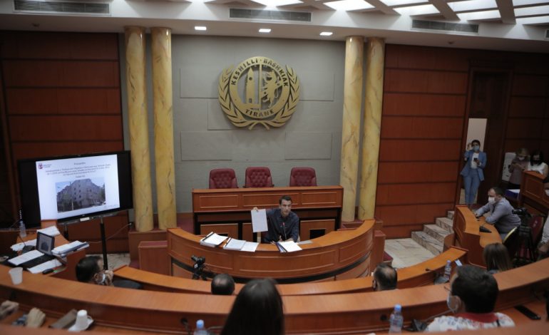 “NË TIRANË FLET PUNA…”/ Veliaj: Investimi ynë për rininë nuk është një birrë në Jalë, por një shkollë me standarde