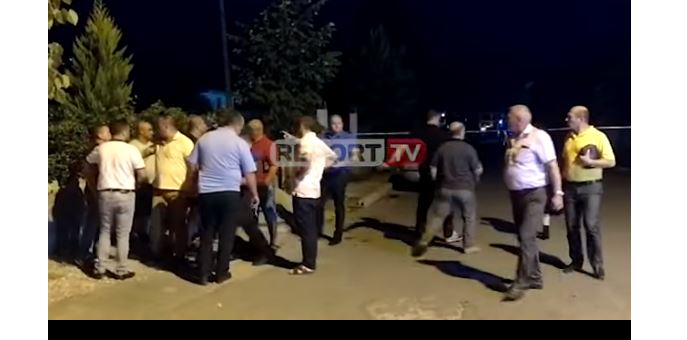 VRAU KUNATËN NË BATHORE/ Familjarët përplasen me njëra tjetrën (VIDEO)