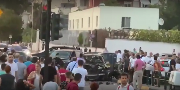 DALIN PAMJET/ Shpërthimi i makinës në Tiranë, momenti kur i jepet ndihma të plagosurit