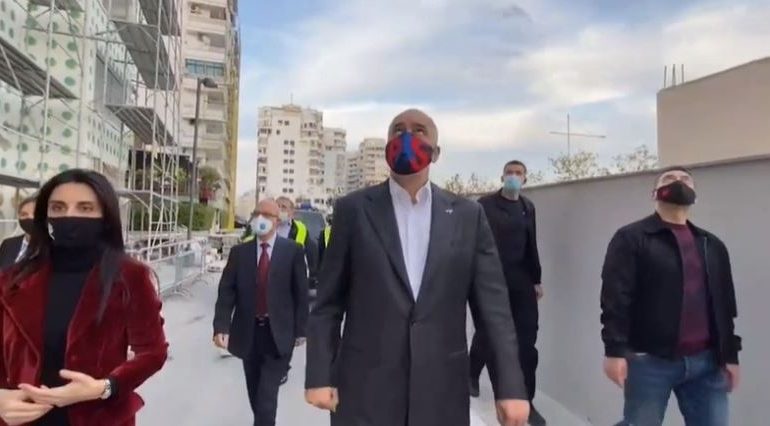 “I MADH JE…”/ Rama i përgjigjet me BATUTË qytetarit që e simpatizon: 1 m e 98 cm, kaq i madh jam