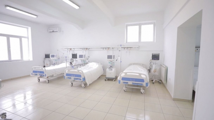 RRITJA E RASTEVE TË REJA/ Mbushen kapacitetet në dy spitalet, shtrohen pacientët e parë tek COVID3