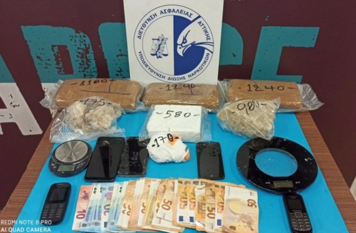 ARRESTOHET TAKSISTI SHQIPTAR NË ATHINË/ I gjenden 4.4 kg kokainë dhe metamfetaminë, në pranga dhe bashkëpunëtori grek  (FOTO)