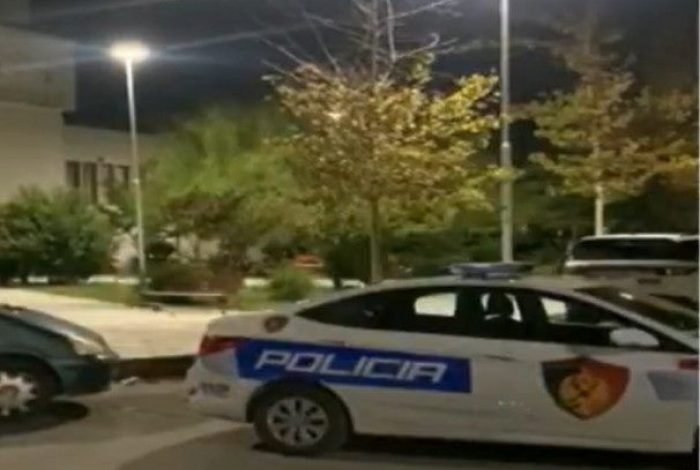 DYSHIMET PËR EKSPLOZIV/ Policia rrethon Pallatin e Kulturës në Vlorë, raportohet për një pako të dyshimtë (PAMJET)