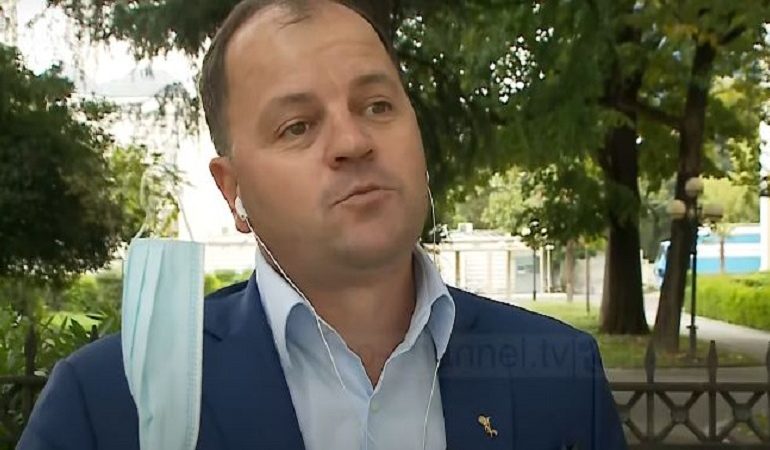 Ai momenti kur Lefter Maliqi “sfidon” Policinë dhe shfaqet… PA MASKË