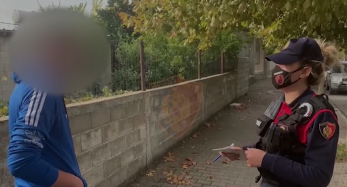 MASKA ME DETYRIM/ Policia GJOBIT 765 qytetarë që s’kishin maska. E pësojnë me 10 mln lekë dhe 3 pronarë lokalesh