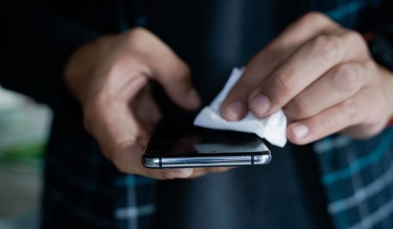 STUDIMI TRONDITËS/ Covid-19 mund të qëndrojë në ekranin e telefonit për 28 ditë