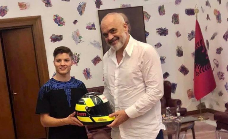 POSTON FOTON/ Rama: Fiksojeni mirë këtë të voglin, një ditë do ta shihni mbështjellë me flamurin e Shqipërisë