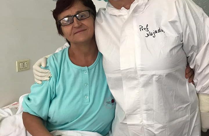 “SA MIRËNJOHJE E BUKUR…”/ Kryeinfermierja e Infektivit shpërndan dedikimin prekës nga vajza e pacientes me COVID