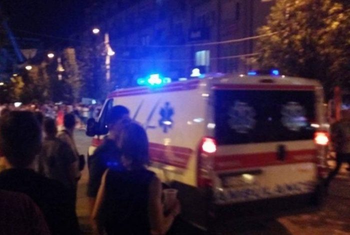 AKSIDENT I RËNDË NË VLORË/ Makina përplas dy kalimtaret, nisen me urgjencë drejt spitalit