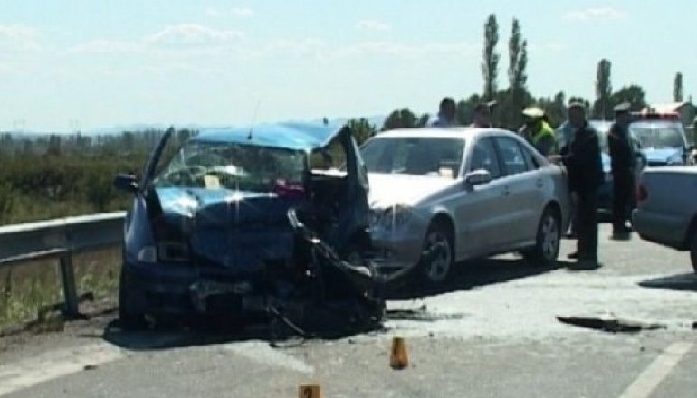 AKSIDENT NË ELBASAN/ Makina me shpejtësi të lartë përplas automjetin tjetërr, njëra përmbyset në rrugë (FOTO)