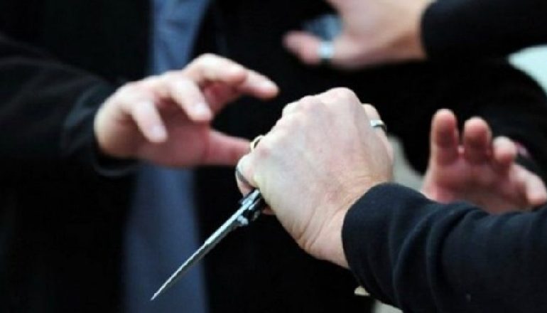 NDODH NË ELBASAN/ Dhunoi babanë dhe e kërcënoi me thikë, në pranga një 26-vjeçar