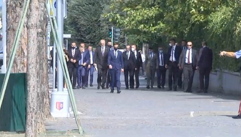 MBLEDHJA MES DY QEVERIVE/ Rama dhe Hoti në këmbë drejt Pallatit të Kongreseve (FOTO)