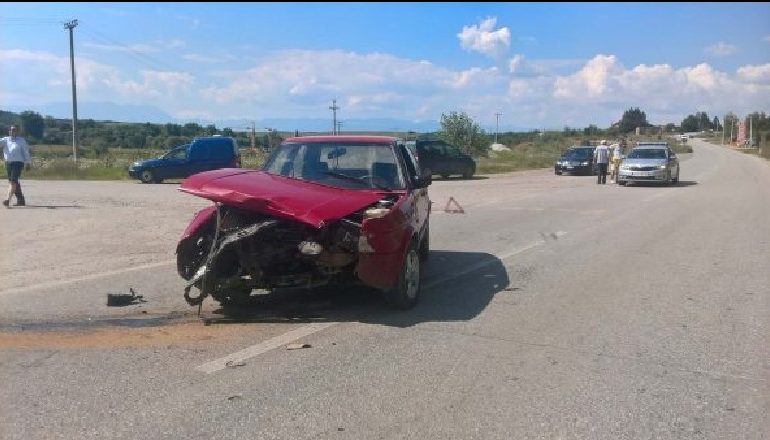AKSIDENT NË KURBIN/ Përplasen dy makina, i plagosuri në gjendje të rëndë, niset me urgjencë drejt Traumës