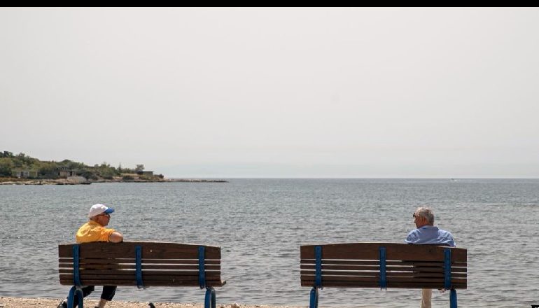 STUDIMI I RI/ A mund të përshkojë mbi dy metra në ajër koronavirusi i ri?