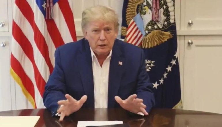 ME XHAKETË E KËMISHË/ Trump jep mesazhin nga spitali: Jam në gjendje të mirë! Mezi pres t’i rikthehem fushatës (VIDEO)