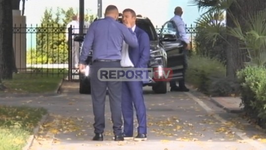TENSIONE JASHTË KUVENDIT/ Halit Valteri tenton t’i gjuajë Damian Gjiknurit: Ndërhyn Garda (VIDEO)