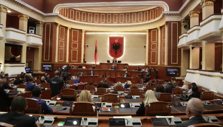 MAZHORANCA SIGURON VOTAT NË KUVEND/ 97 deputetë miratojnë Kodin Zgjedhor, përçahet opozita në parlament
