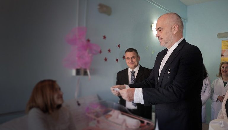 “MBI 4 MILIARDË PËR BONUSIN E BEBEVE”/ Rama: Fakti që tregon se kush punon për të ardhmen e vendit