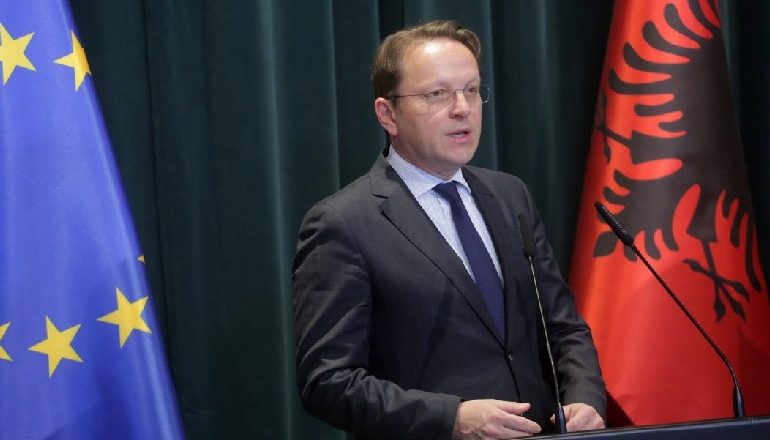 VIZITË ZYRTARE NË TIRANË/ Oliver Varheliy, komisioneri për zgjerim i BE nesër takime me krerët e shtetit dhe fjalë në Parlament
