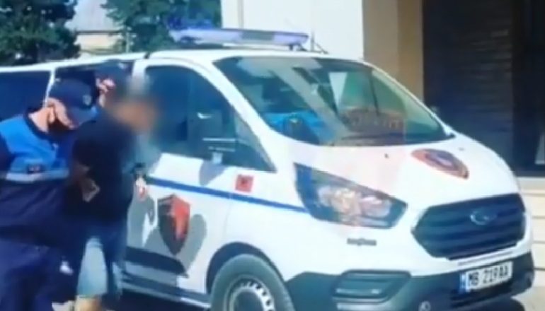 NUK IU BIND URDHËRIT TË POLICISË/ Kapet 20 vjeçari në Elbasan që po transportonte pa patentë 5 të huaj