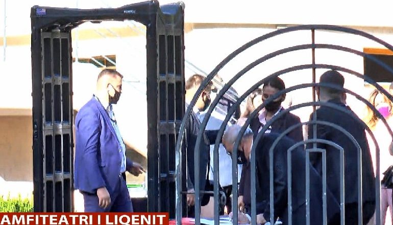 NIS ASAMBLEJA TEK AMFITEATRI I TIRANËS/ Mbërrijnë socialistët
