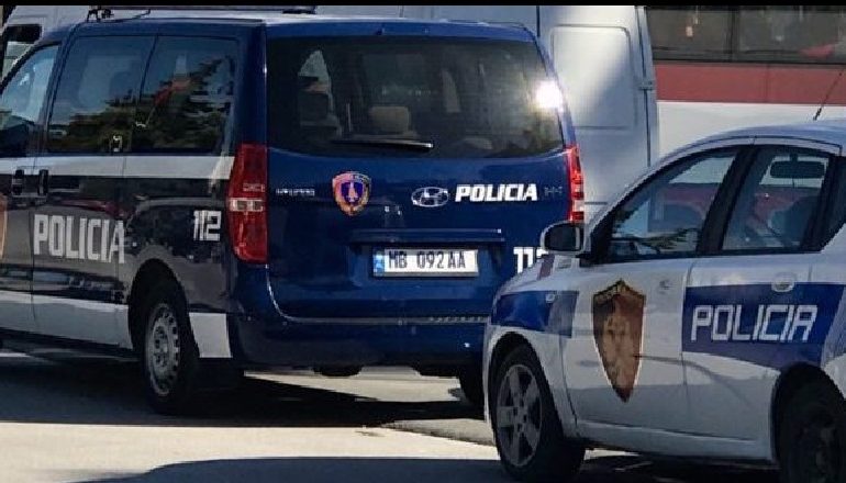 OPERACIONI “PERIMETRI”/ Kapet 20-vjeçari në Elbasan me 13 klandestinë në makinë