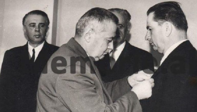 DOSSIER/ Nëndrejtori i ATSH-së tregon barcaleta për Haxhi Lleshin e Rita Markon dhe tallet me Dritëro Agollin e drejtuesit e RTSH-së