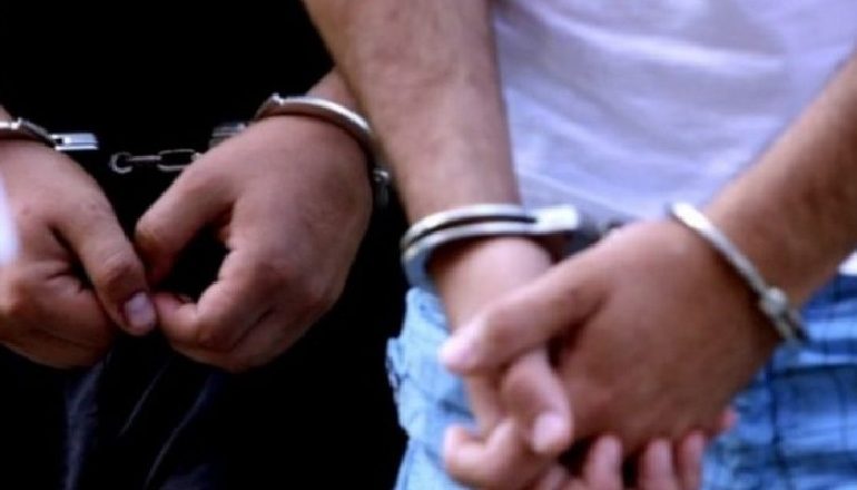 ARRESTOHEN 3 TË SHPALLUR NË KËRKIM/ 24 vjeçari u largua pas aksidentit me makinë, 32 vjeçari dhunoi gruan në Durrës