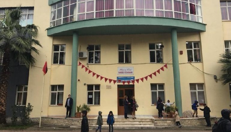 COVID-19 NË SHKOLLA/ Infektohen 8 pjesëtarë të stafit tek “Emin Duraku”, karantinohen 29 arsimtarë