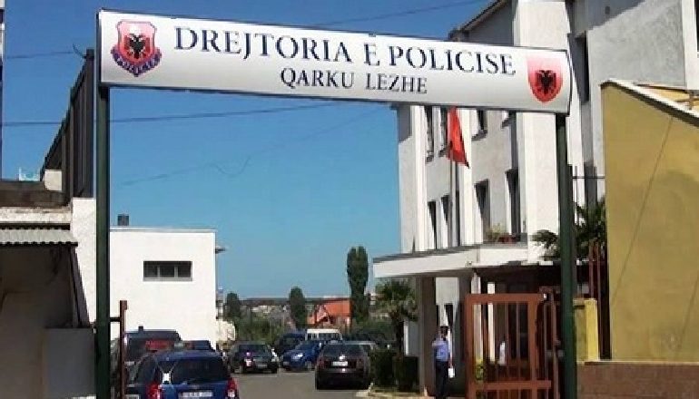 SHPËRTHIMI ME TRITOL PRANË SHTËPISË SË GAZETARIT NË LEZHË/ Autori filmohet teksa zbret nga makina (EMRI)