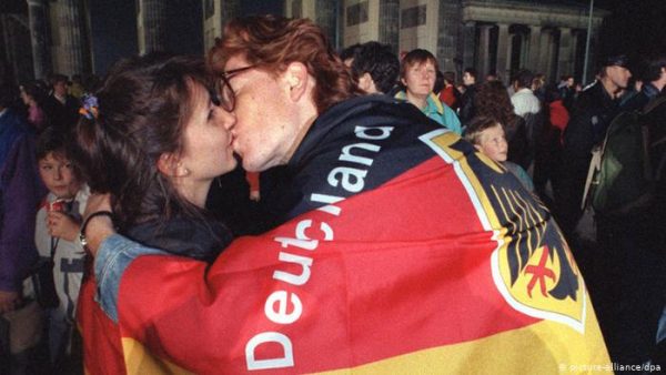 GJERMANIA FESTON 30 VJETORIN E BASHKIMIT NËN HIJEN E COVID-19/ Merkel: Uniteti gjerman, detyrë e së ardhmes