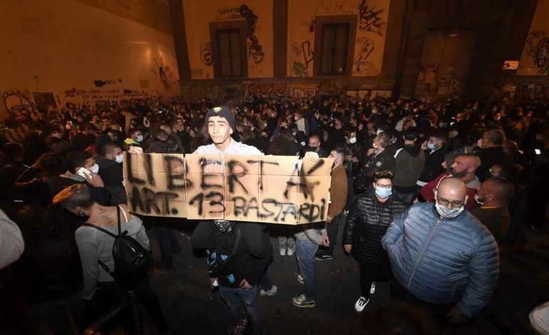 KORONAVIRUSI NË ITALI/ Napoli në “këmbë”, mijëra të rinj përplasen me policinë pas masave shtrënguese (FOTO)