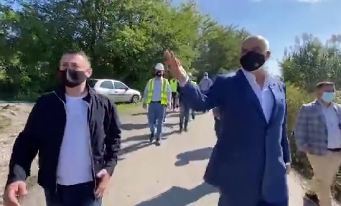 “PUSHO, PUSHO…DO DEKORATË AI…”/ Rama dëgjon QENIN që i leh dhe ironizon Metën (VIDEO)