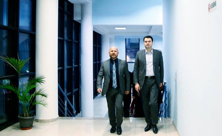 DEGRADON VOTIMI/ Badigardët e Xhelal Mziut DHUNOJNË me grushte dy anëtarë të PD-së