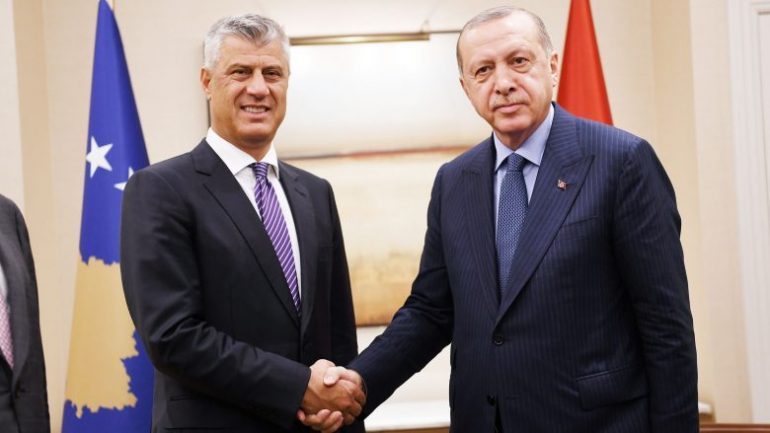 TËRMETI SHKATËRRIMTAR NË TURQI/ Thaçi: Jemi pranë popullit turk në këtë kohë të vështirë