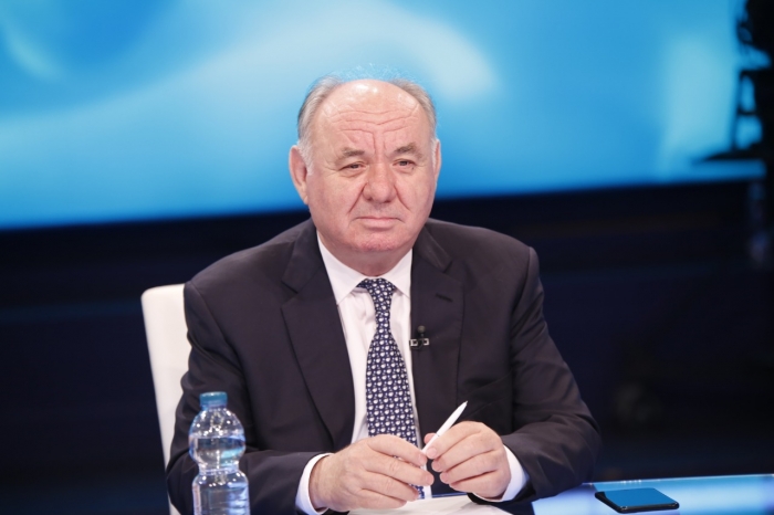 NUK E FSHEH ADHURIMIN PËR METËN/ Fahri Balliu e “ngre në qiell”: Ka mbaruar me të gjitha 10, ka marrë edhe medalje…
